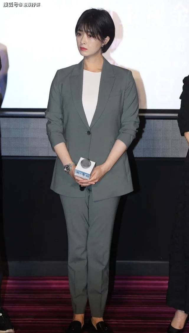 上半身 蒋欣造型显得清爽又潇洒，不系扣的穿搭还可以避免暴露身材！