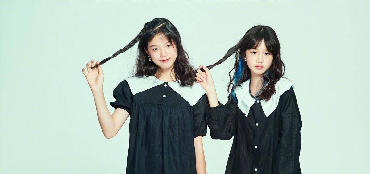 姐妹 钟丽缇两个小女儿，穿“家居服”拍照似大片，遗传了妈妈的好基因