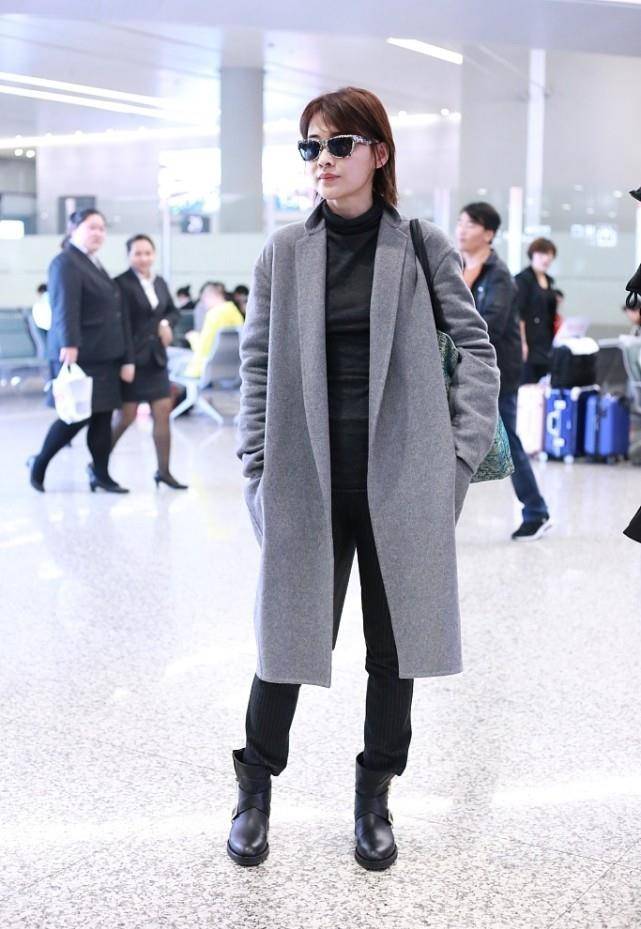大包 梅婷戴墨镜气势好强,穿直筒大衣背大包,赶路的样子都带着名媛感