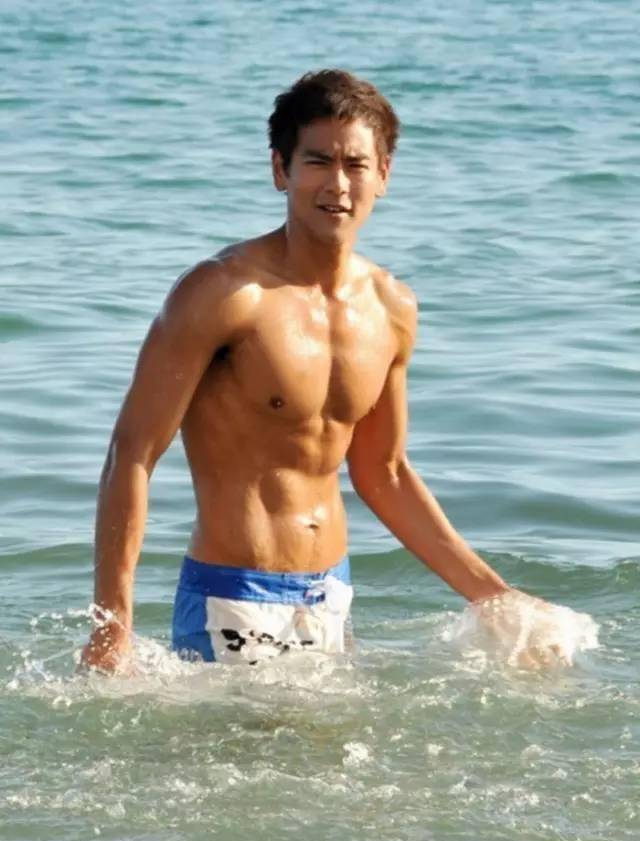 公众 穿短袖衬衫都是油腻大叔、乡村Tony？型男也穿，但款式跟你不一样