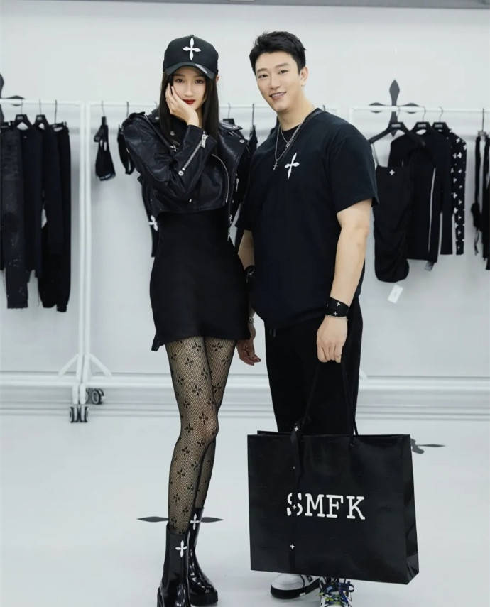 材质 关晓彤逛街买衣服，快1米73的身材穿皮衣真酷，就是丝袜有点土