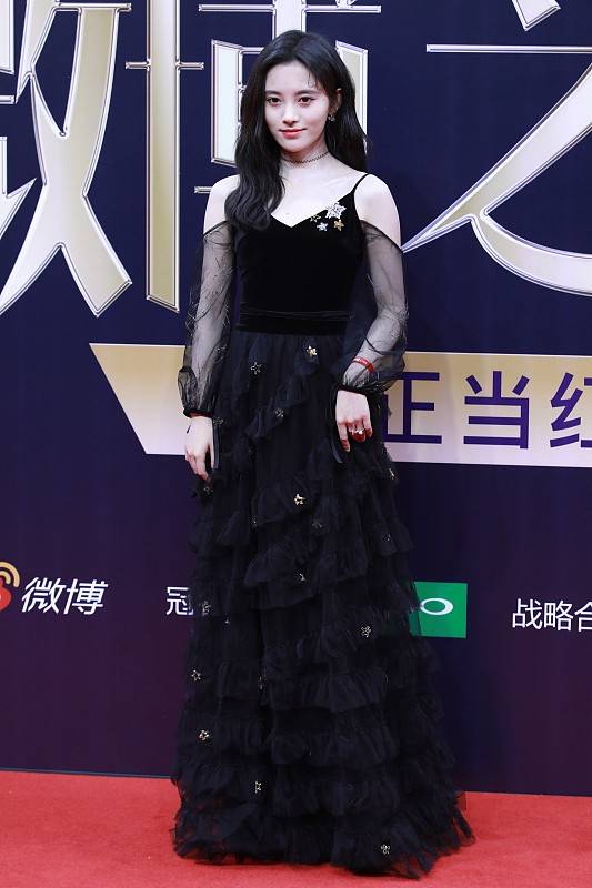 鞠婧祎 吴昕和鞠婧祎的身高差不多，但气质相差大，穿的礼服风格也不同