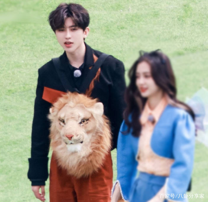 角色|《跑男》cos路透曝光，陈飞宇造型别有深意，我却被蔡徐坤吸引