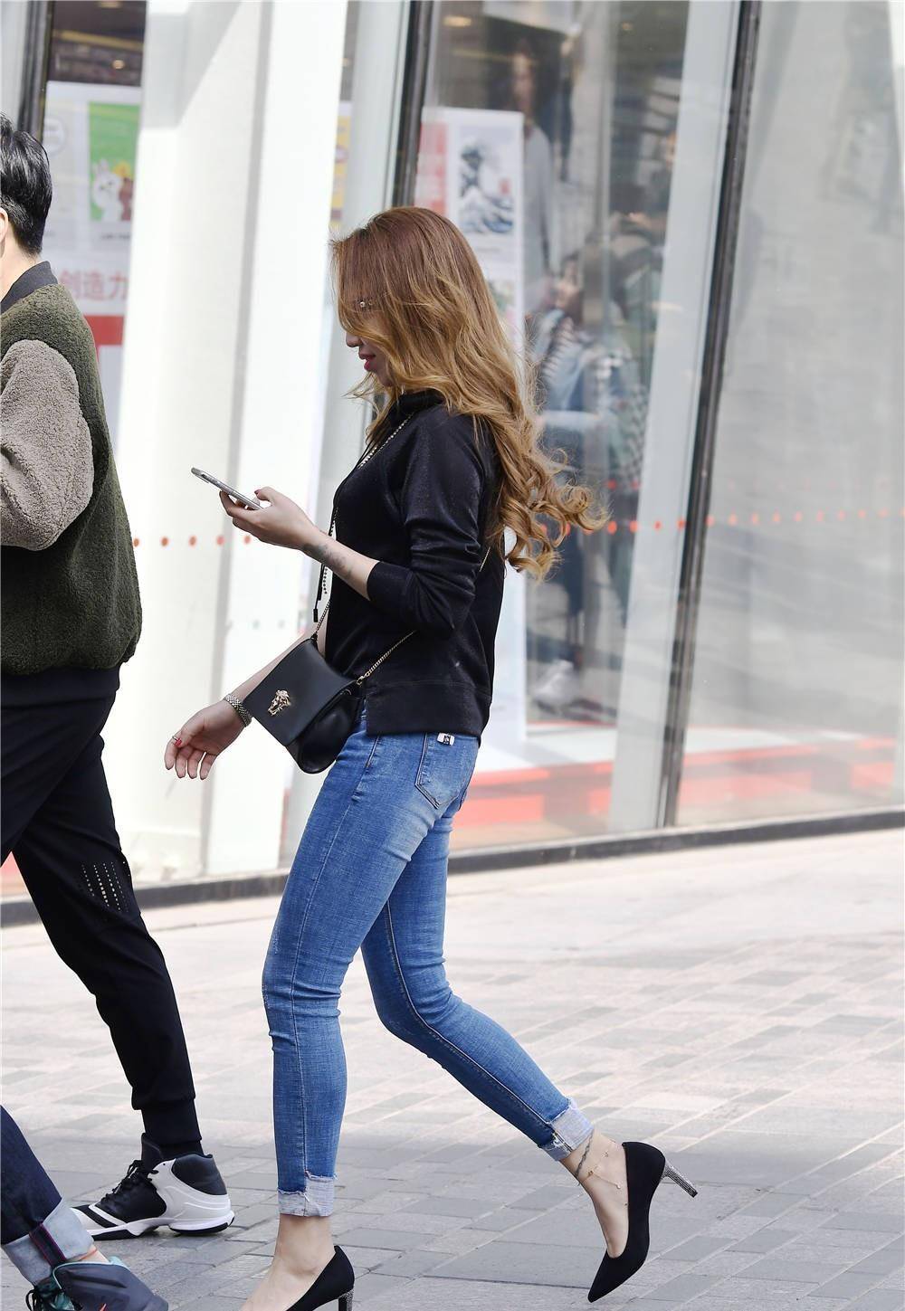 效果 紧身牛仔裤，搭配扁跟浅口单鞋，穿出成熟大气的美感