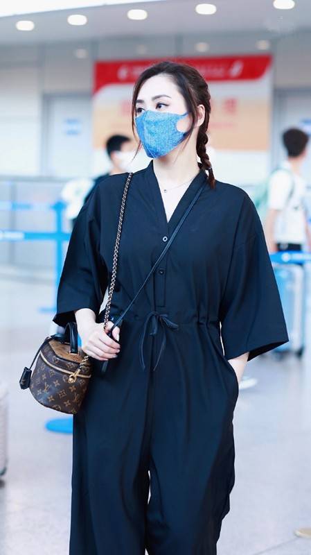 视觉 阿娇的40岁也太美好了，一身黑打扮虽很简单，气质高级比少女耐看