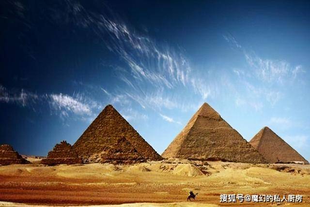 埃及有个德尔小村子，那里的金字塔，让我们看到了金字塔尖的模样