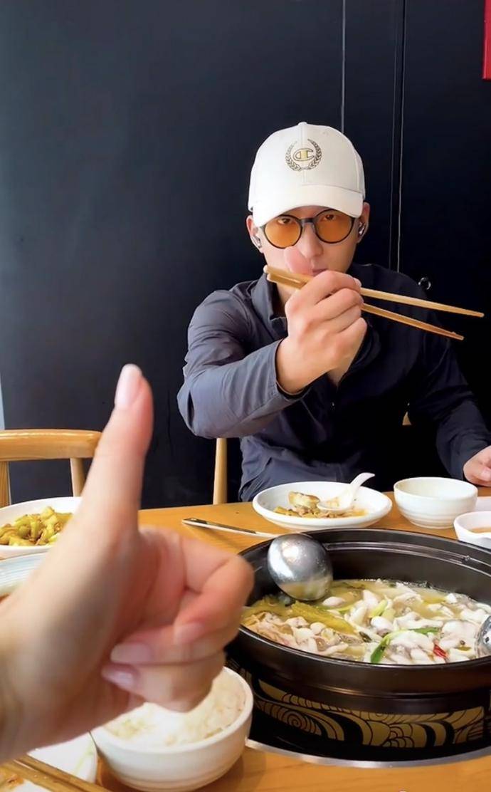 带着 何超莲与男友甜蜜约会,纯素颜怼脸拍,窦骁为其夹菜端汤太贴心