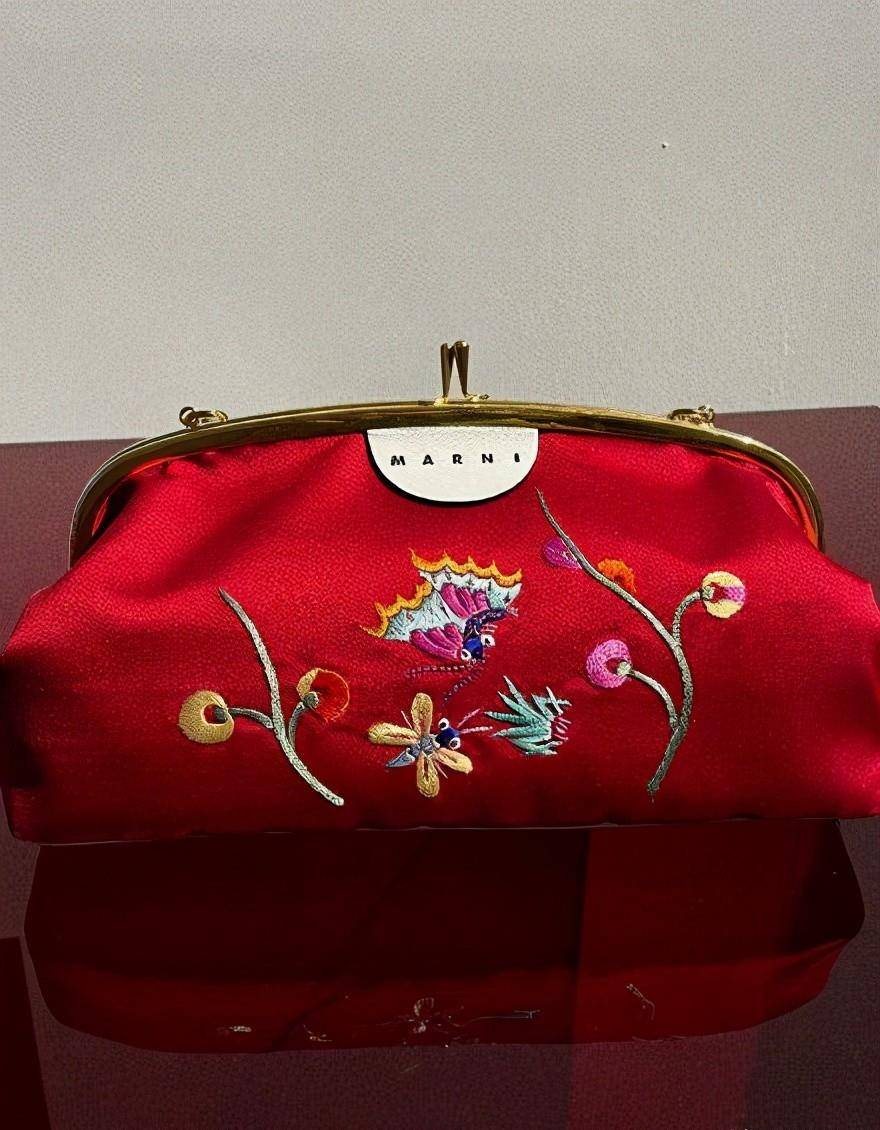 设计 意大利品牌跨界苗族设计，刘雯化身苗寨少女，国潮燃起来不得了