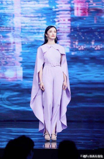 胡杏儿 大湾区中秋晚会：温碧霞露肩妩媚，赵丽颖又仙又欲，舒淇惊艳全场