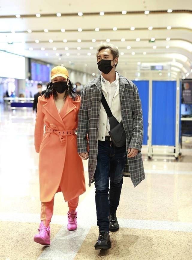 老公 钟丽缇穿得比自己第三任老公还嫩，一身气质搭配，真挺有个性的