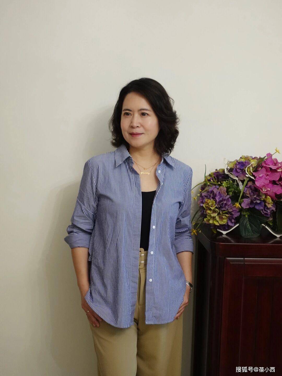 这才是50岁普通女性的穿衣典范,优雅高级显气质,岁月从不败美人