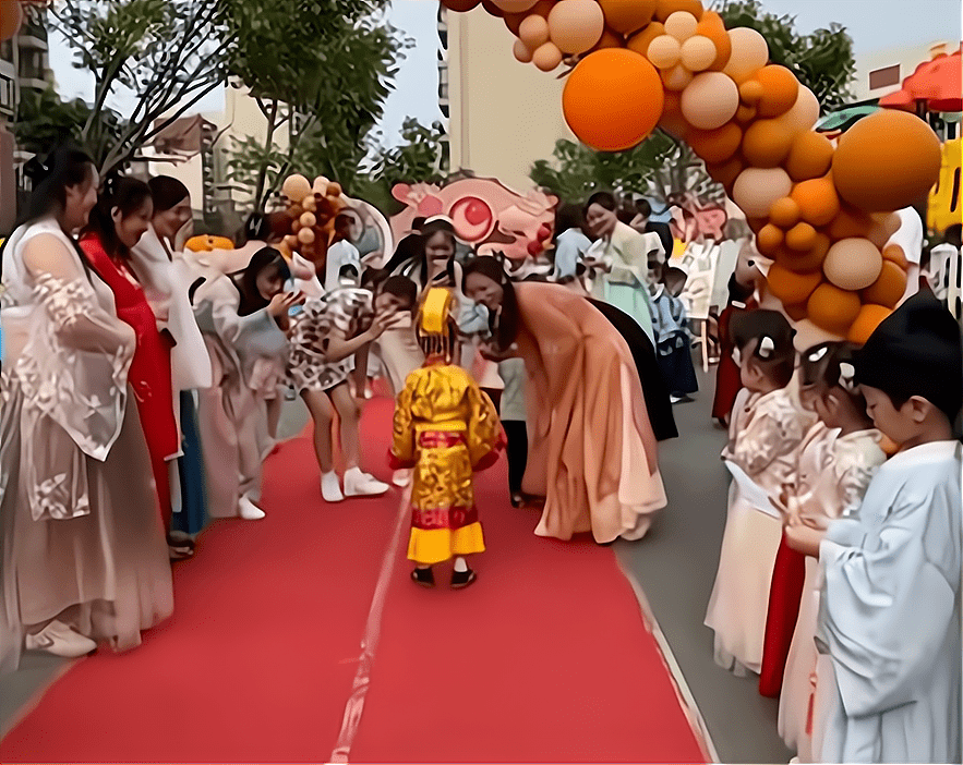 活动|江苏幼儿园举行汉服活动,男孩身披黄袍超抢眼,家长吐槽没必要