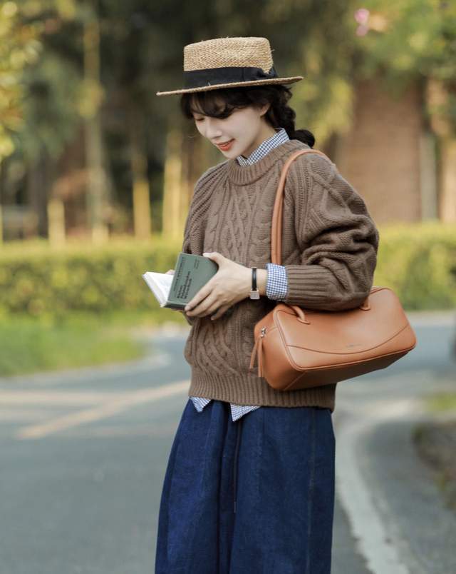 毛衣 小个子女生秋天怎么穿？咖啡色毛衣+深色牛仔裤，上身复古又时髦