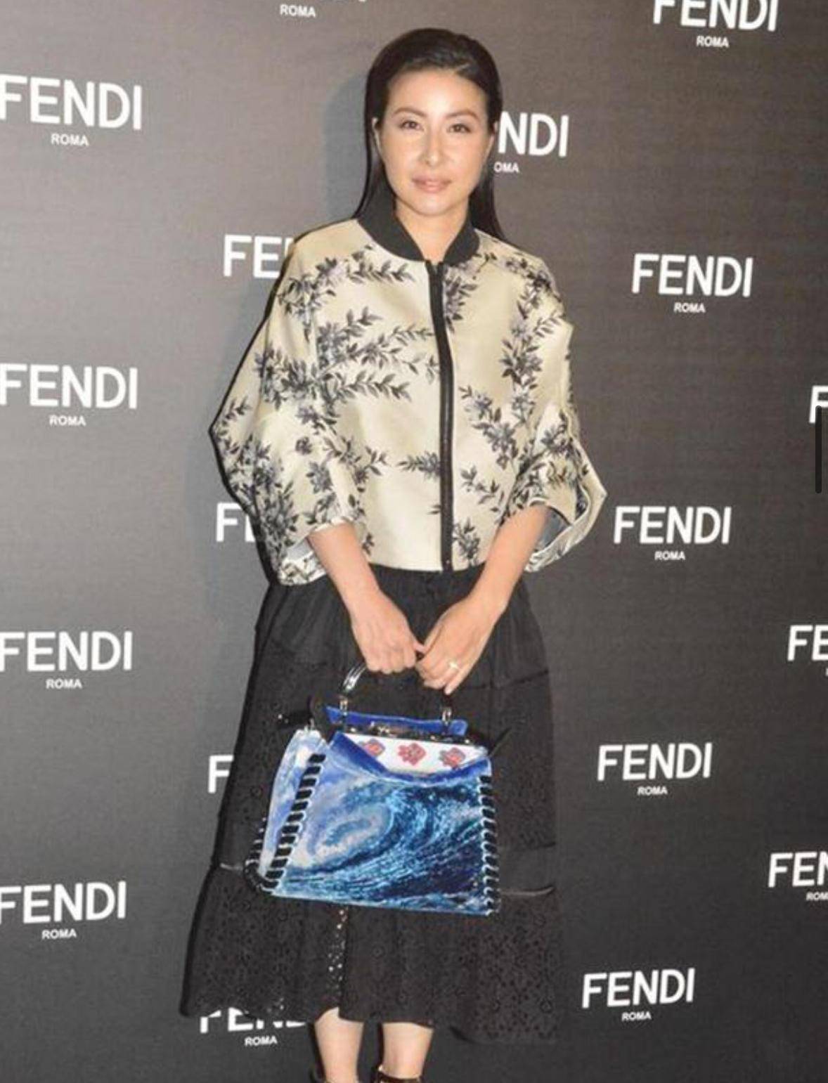 贵妇 郭晶晶终于有了贵妇范，穿印花外套梳大背头，与明星同框不输气场