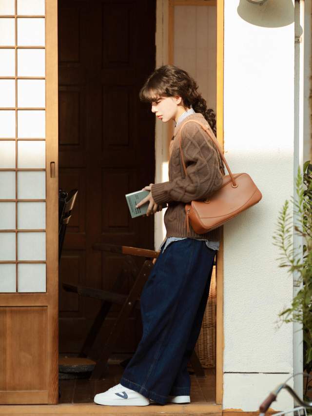 毛衣 小个子女生秋天怎么穿？咖啡色毛衣+深色牛仔裤，上身复古又时髦