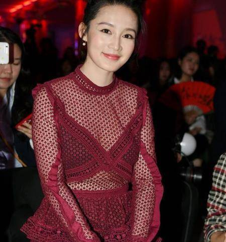 网眼 李沁也走妩媚风，红裙配网眼透视感佳，小蛮腰曲线真吸睛