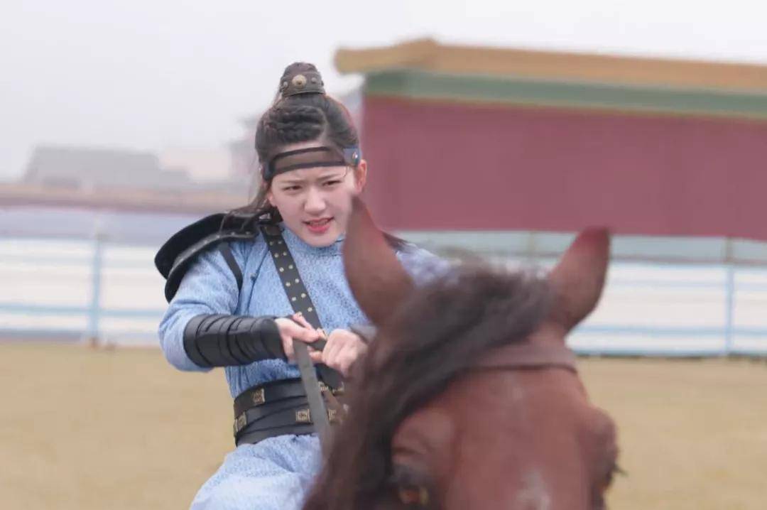 什么|甜宠剧水平被赵露思新剧拉低！男演员古装扮相丑，剧情幼稚两集弃