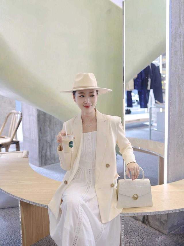 西裤 适合30岁女人的日常通勤风穿搭,简约大方有气质,普通人穿也好看