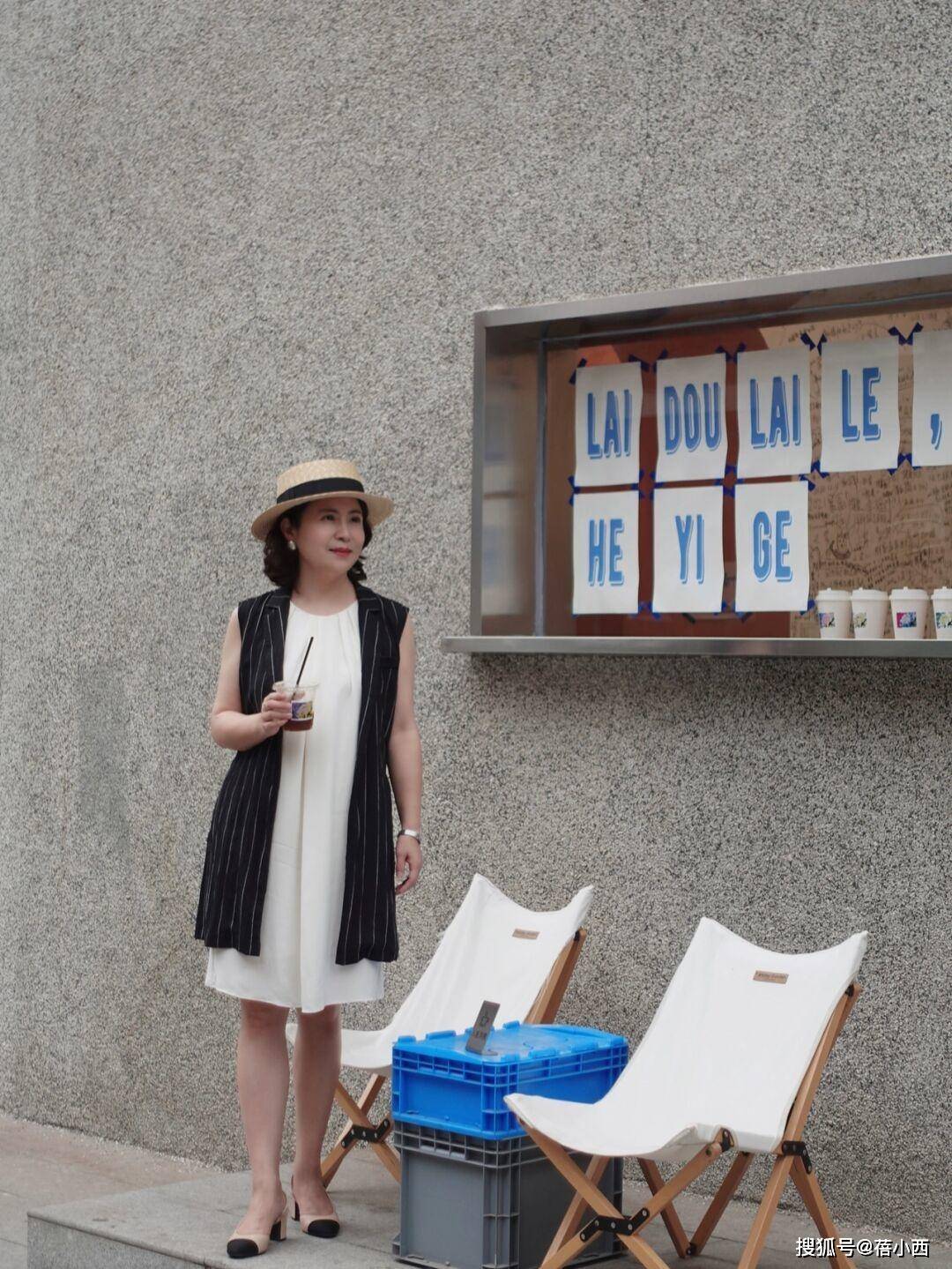 黑色 这才是50岁普通女性的穿衣典范，优雅高级显气质，岁月从不败美人