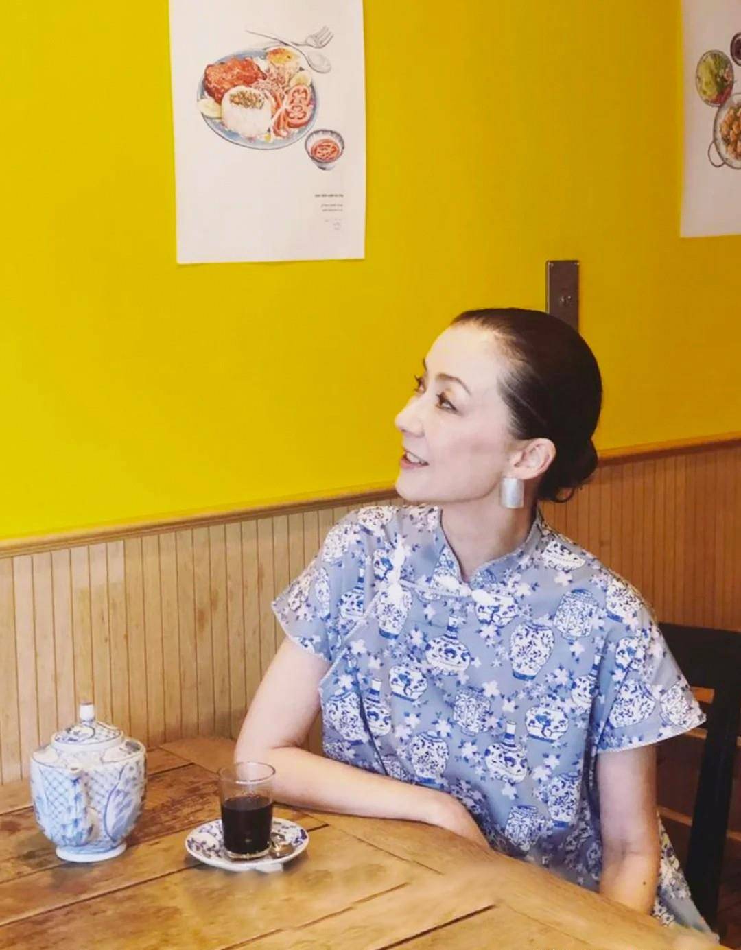 主妇 女人腿粗屁股大，尽量少穿黑裤子，学日本主妇穿春裙，时髦还美嫩
