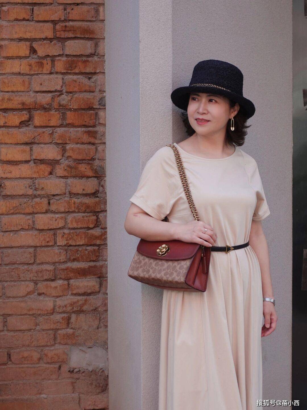 这才是50岁普通女性的穿衣典范,优雅高级显气质,岁月从不败美人