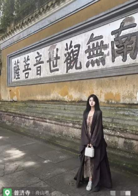 世俗 “佛媛”开山鼻祖:拜佛无香,拍照秀肩、露腿