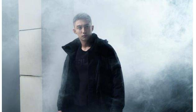 硬汉 黄景瑜生图好帅气，染了头发果然气场不一样，宛如小说里的霸总！