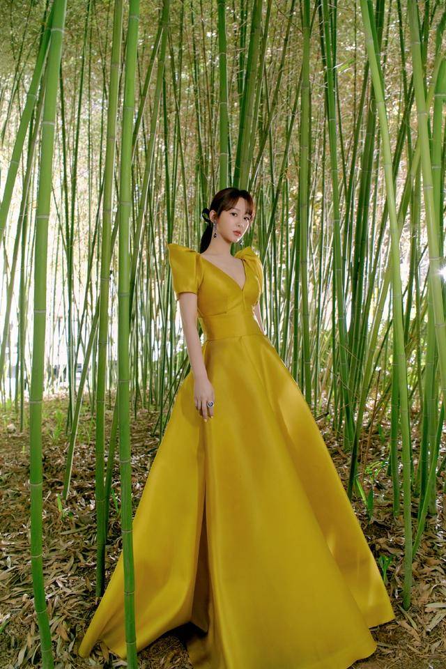 设计 杨紫难得没“翻车”，黄色连衣裙亮相高贵典雅，终于穿出女神范