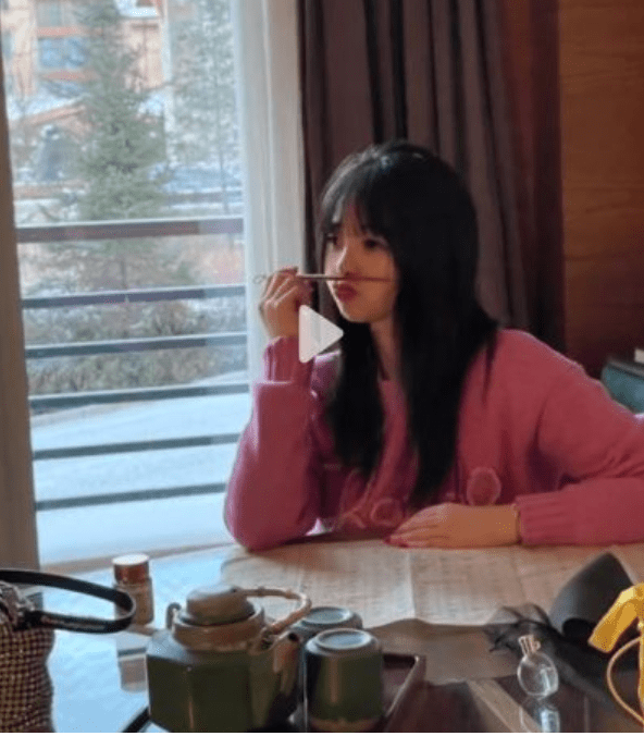 世俗 “佛媛”开山鼻祖:拜佛无香,拍照秀肩、露腿