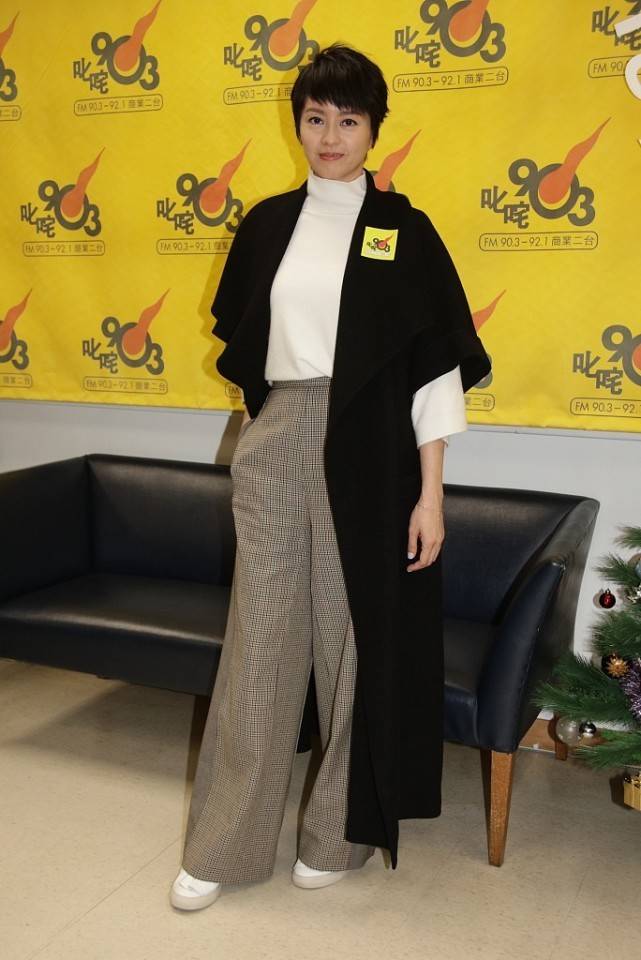 身形 梁咏琪快1米8的身高真加分，长针织衫配阔腿裤，身形看着挺高级