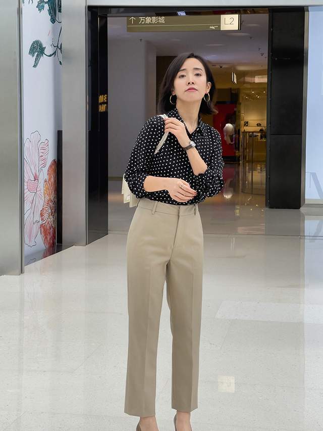 显得 “上班”穿什么衬衫好看？波点衬衫、蓝色衬衫搭配指南，高级洋气