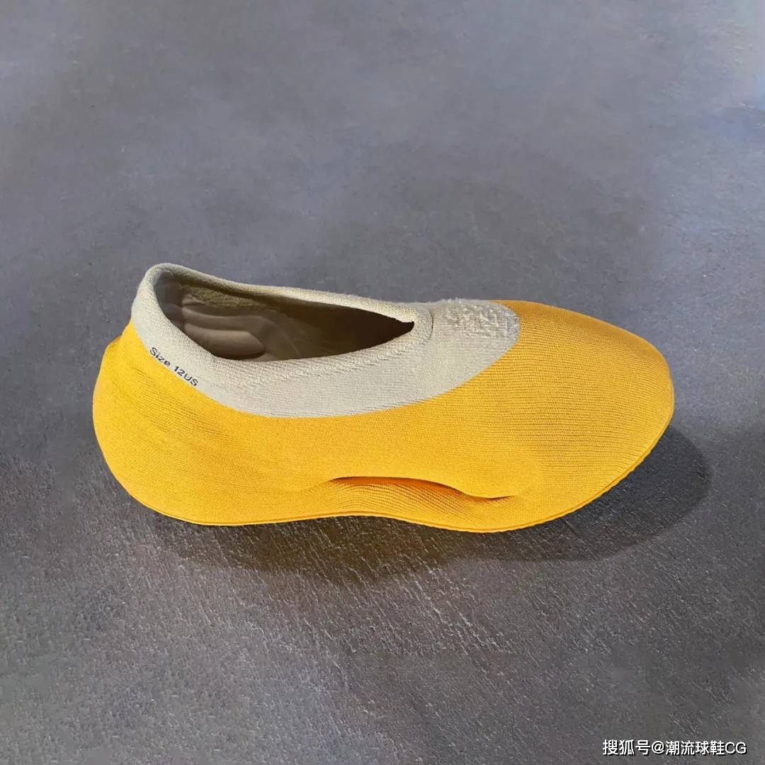 理念 Ye新鞋又火了,洞洞鞋套袜子带齿轮外底!