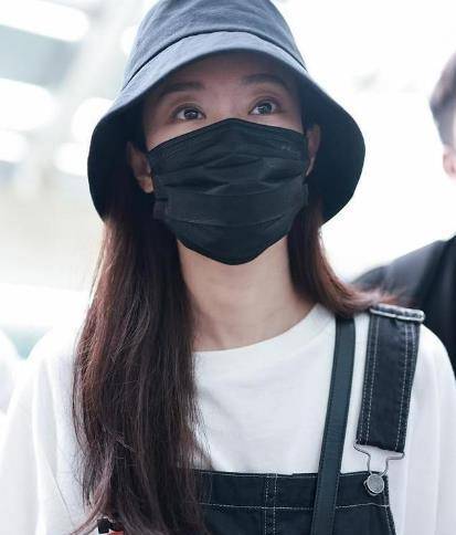 衣架子 张小斐不愧是个衣架子，T恤搭配背带裤都时髦洋气，怪不得能红