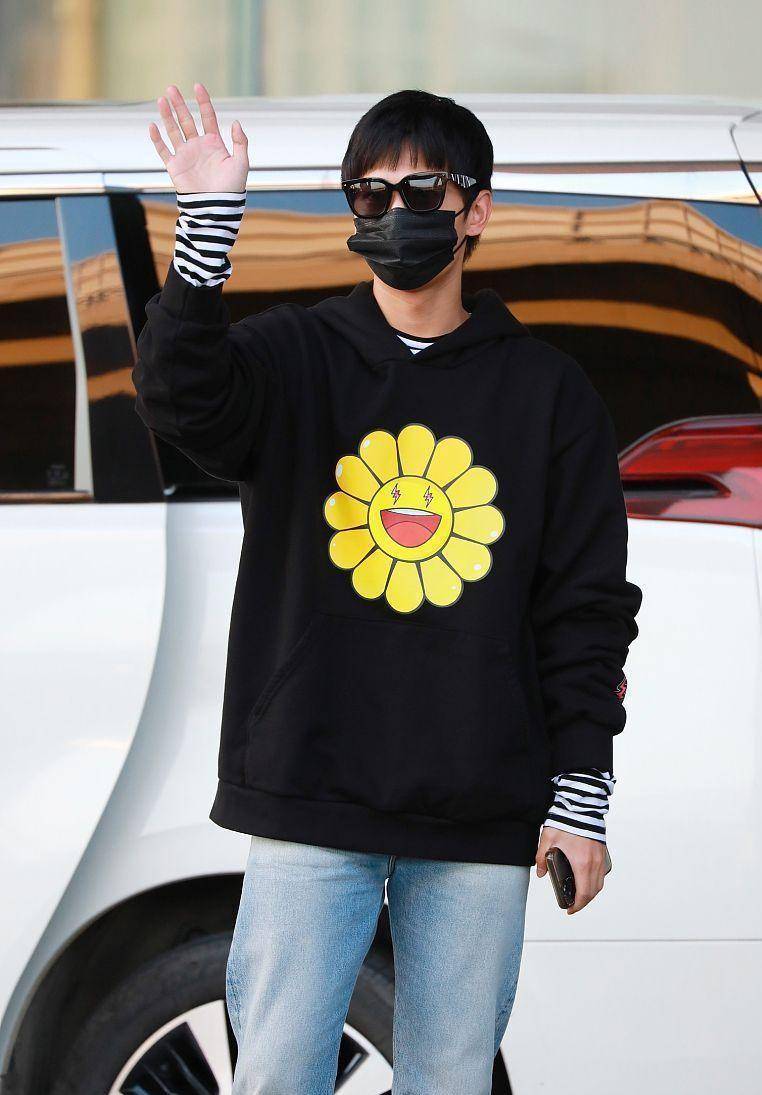 卫衣 杨洋的心态照旧年轻，卡通卫衣青春阳光太减龄，帅气又不乏可爱