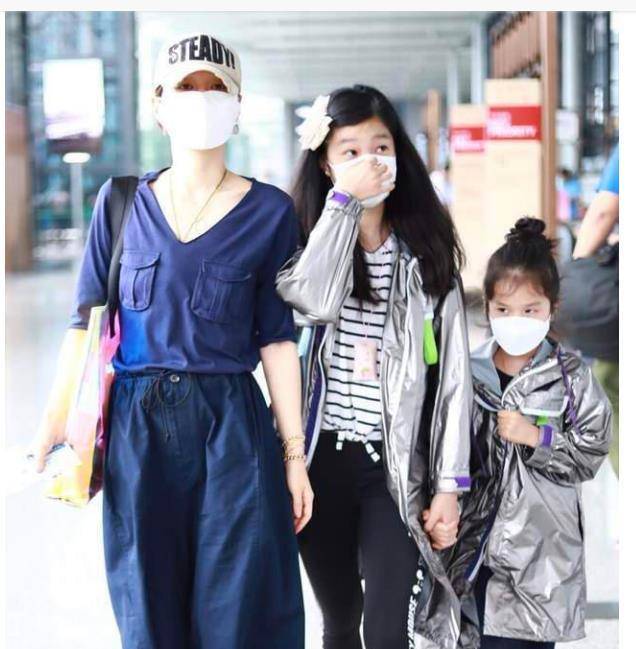 身材 马伊琍母女仨亮相,13岁长女穿妈妈同款发育更成熟,个子已赶超