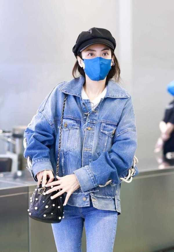 身形 霍汶希真应该出道，穿牛仔外套配报童帽好洋气，真的美出圈了