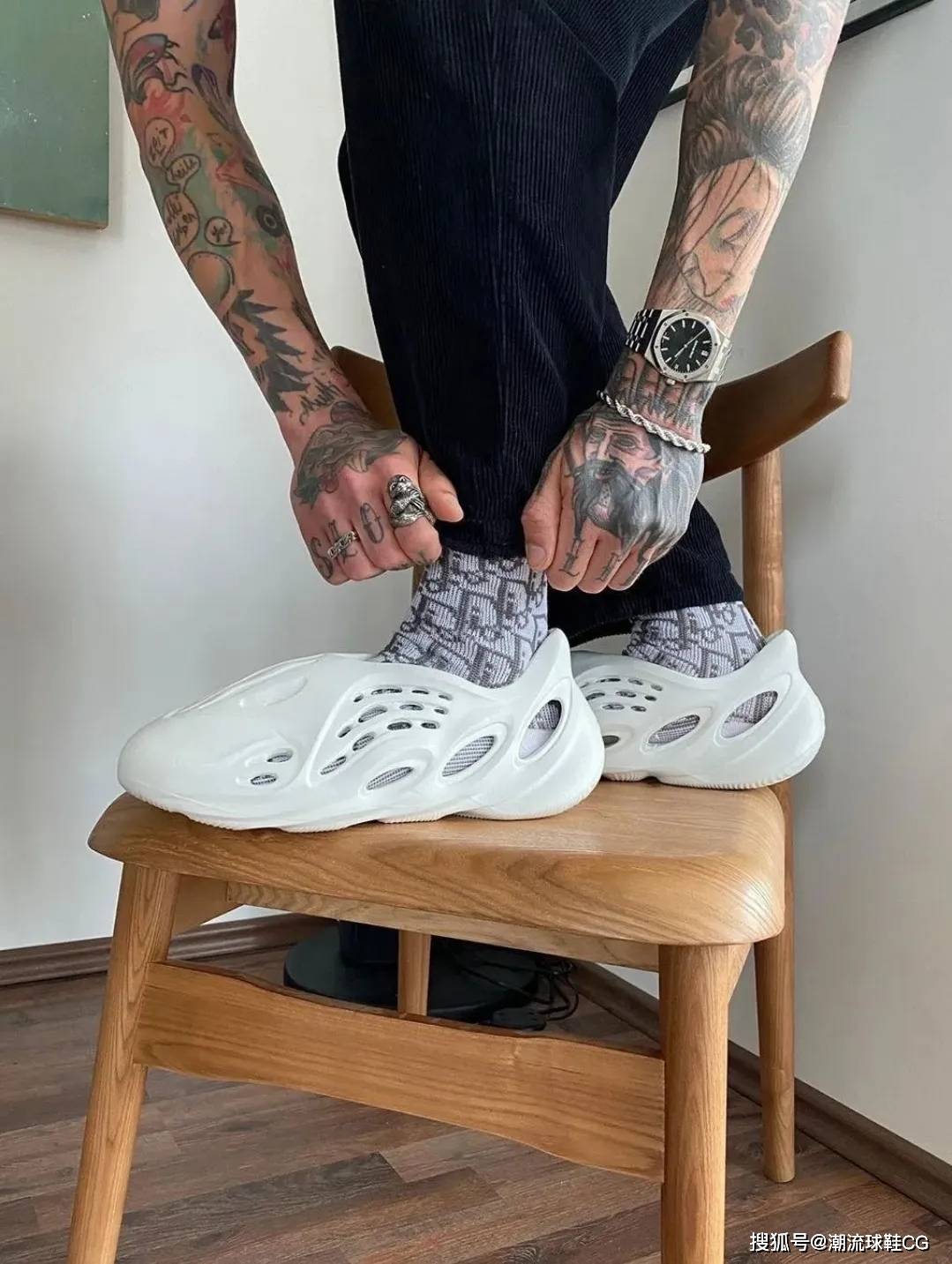 理念 Ye新鞋又火了,洞洞鞋套袜子带齿轮外底!