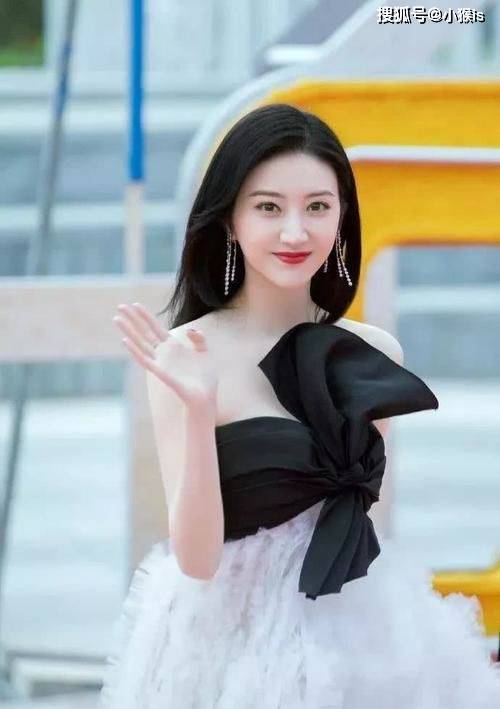 身材 有种“美”叫景甜身材真丰满白色修身连衣裙秀马蜂腰,身材也太美