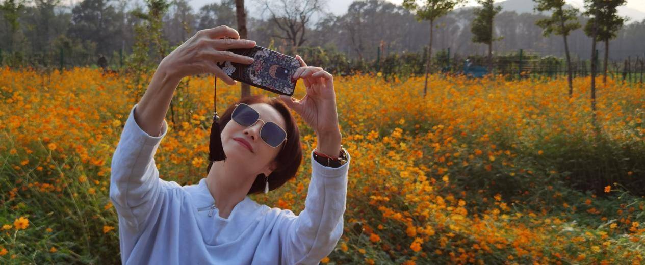 生活 央视主持徐俐退休好惬意，穿卫衣农村自拍似女星，头戴黄花颜值高