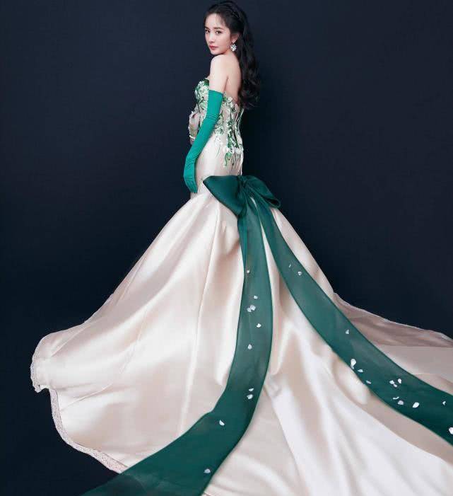 分分钟 过年聚会，这样的穿搭简单素雅扬长避短 分分钟成为吸睛女王