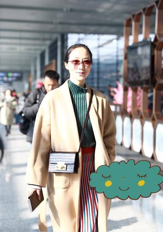 条纹 韩雪穿了件驼色大衣，配条纹长裙，脚上穿红色的靴子有年味！