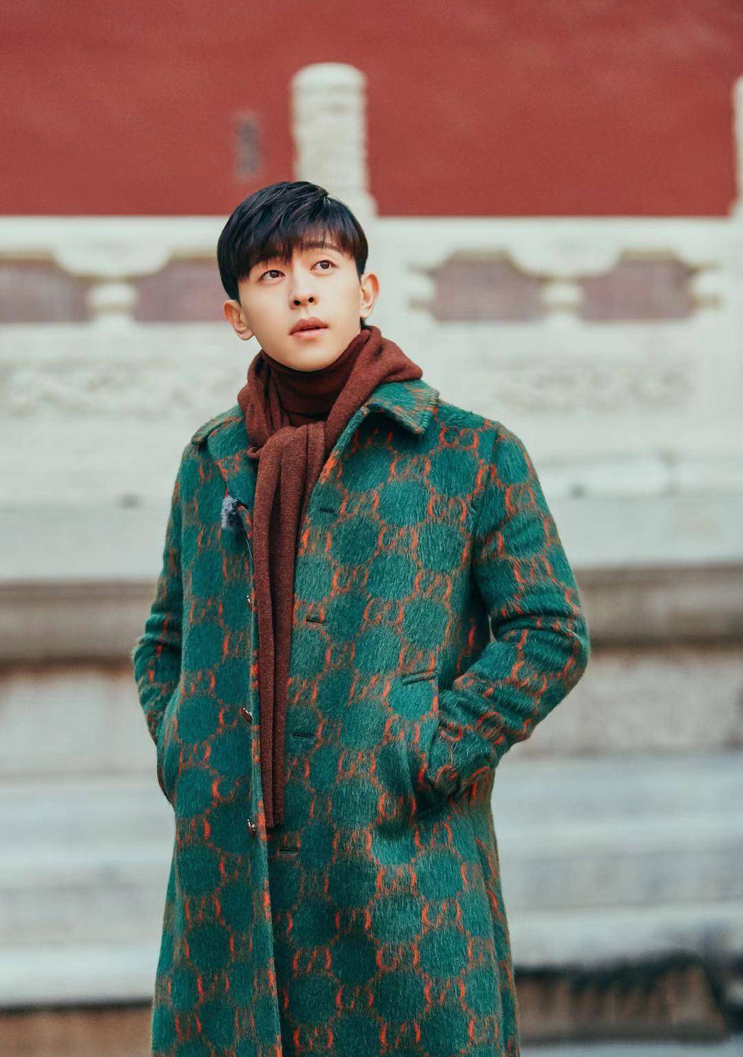 邓伦 邓伦大衣穿出新花样！红配绿不仅不难看，穿上之后帅气十足