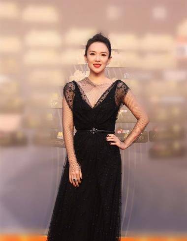 曲线 章子怡压轴出席红毯，状态好到不像42岁，鸽子蛋钻戒真抢眼