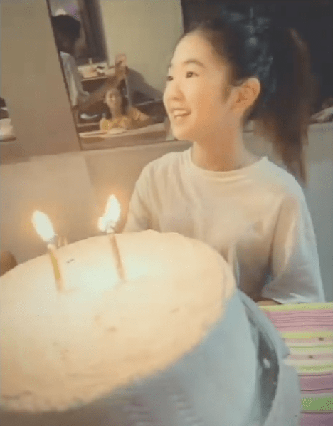 女儿曹格为11岁女儿庆生，Grace姐姐眼神灵动，又瘦又美颜值逆袭