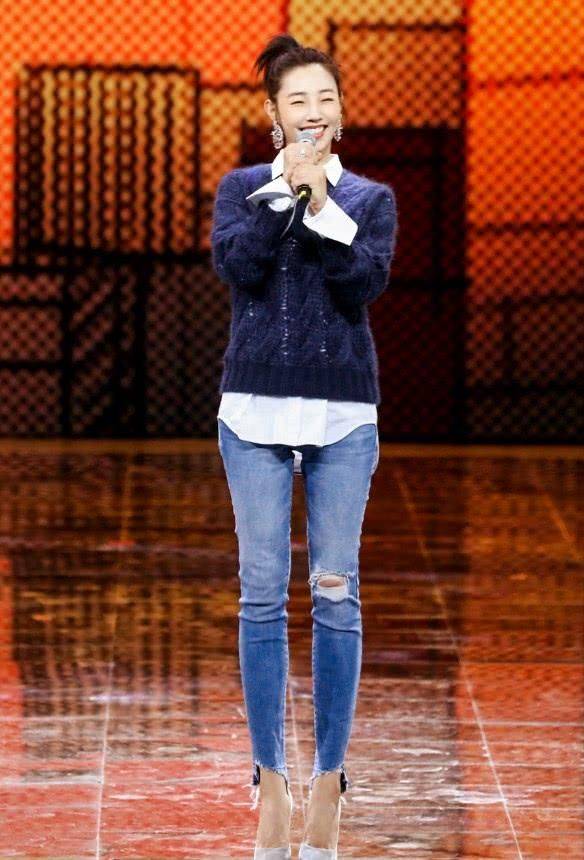 颜色 在街头拍到白百何,这才是现实中的妇女样,130斤身型胖的真实!