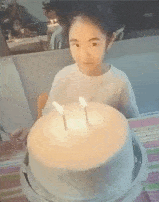 女儿曹格为11岁女儿庆生，Grace姐姐眼神灵动，又瘦又美颜值逆袭