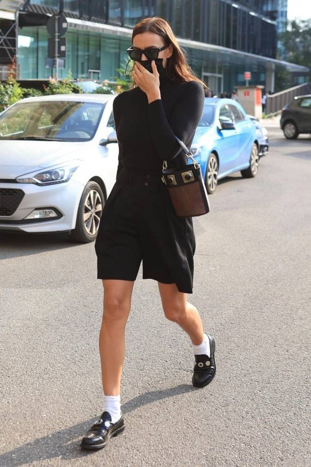 中性 超正辣模伊莲娜台风好赞！中性风搭配帅过男模特，私服秀出少女腿