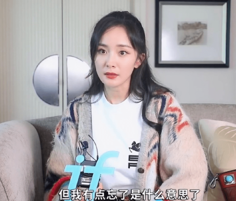 活动杨幂线下活动生图公开，大长腿优越气质佳，自嘲不是“好北京人”
