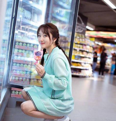 发型杨钰莹扎麻花辫装嫩,穿薄荷绿外套玩下衣消失,哪有50岁的模样