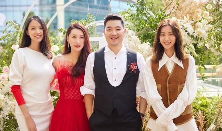 张梓琳 刘雯携张梓琳参加闺蜜婚礼，穿马甲配半身裙，超模同框似选美现场